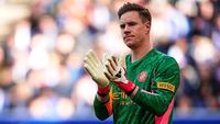 Marc-Andre ter Stegen, kiper utama Barcelona, diisukan akan dipinjamkan ke Ajax Amsterdam, kabar yang menimbulkan banyak pertanyaan.