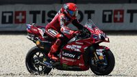 Marc Marquez, ikon MotoGP, merayakan keberhasilannya merebut pole position di Kualifikasi MotoGP Jerman 2026 di Sirkuit Sachsenring, Hohenstein-Ernstthal.