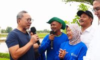 Menteri Perdagangan Zulkifli Hasan berinteraksi langsung dengan pedagang dalam salah satu kunjungan lapangan untuk memastikan implementasi kebijakan dan stabilitas harga komoditas.