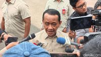 Menteri Investasi/Kepala BKPM Bahlil Lahadalia (kiri) melaporkan capaian program elektrifikasi desa kepada Presiden Joko Widodo (kanan) di Istana.