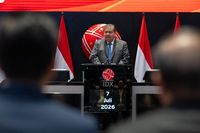 Menteri Koordinator Bidang Perekonomian Airlangga Hartarto (kanan) saat menyampaikan pandangannya terkait perkembangan pasar modal Indonesia di Jakarta.