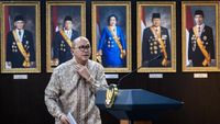 Seorang agen properti menunjukkan unit rumah yang belum terjual, ilustrasi tantangan penjualan properti BUMN yang ingin diatasi oleh Danantara.