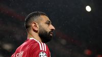 Mohamed Salah saat masih berseragam Liverpool (kiri) dan Rafael Leao dengan jersey AC Milan (kanan). Salah kini tak lagi jadi bidikan Besiktas yang mengalihkan fokus ke Leao.