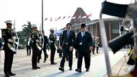Perdana Menteri Singapura Lawrence Wong (kanan) dan Presiden terpilih Indonesia Prabowo Subianto (kiri) dalam pertemuan bilateral yang memperkuat kerja sama pertahanan dan energi, termasuk penjajakan latihan militer gabungan di Sumatera dan Kalimantan.