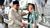 Presiden Prabowo Subianto berdialog langsung dengan sopir truk saat meninjau fasilitas pengisian Biosolar B50 di SPBU Rest Area KM 57 Tol Cikampek.