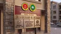 Seorang notaris profesional saat berinteraksi dengan klien, memberikan konsultasi dan memastikan setiap transaksi memiliki kepastian hukum yang kuat.