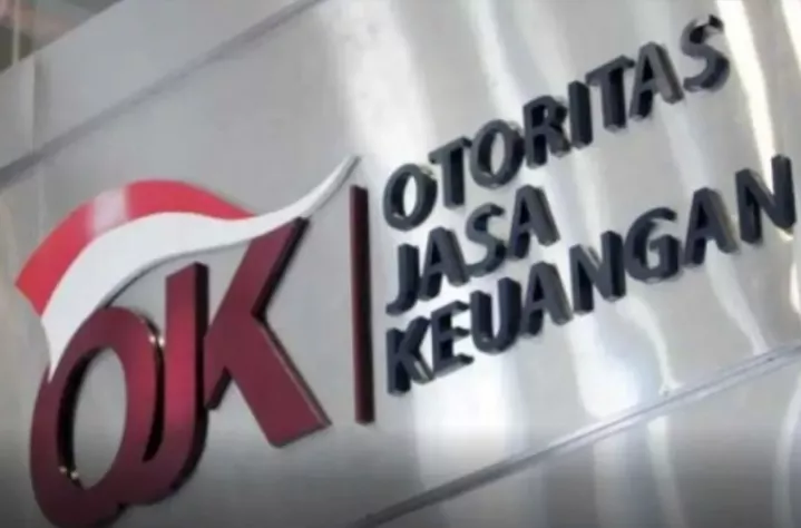 Petugas Kejaksaan menerima penyerahan Direktur Utama BPR SAWA dari OJK terkait kasus kredit fiktif di Sidoarjo.