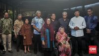 Alissa Wahid (kanan) dan perwakilan Gerakan Nurani Bangsa bertemu Sri Sultan Hamengku Buwono X (kiri) di Keraton Kilen, Yogyakarta, membahas RUU Perampasan Aset dan kondisi penegakan hukum di Indonesia.
