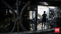 Potret mengerikan sisa-sisa kebakaran yang menghanguskan ruko dan tempat usaha di Pulogadung, Jakarta Timur, menewaskan tiga orang dan melukai satu lainnya, Minggu (12/7).