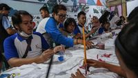Peserta penyandang disabilitas dengan bangga menunjukkan hasil karyanya dalam pelatihan melukis di Yogyakarta, sebuah inisiatif yang bertujuan membekali mereka keterampilan seni dan kewirausahaan.