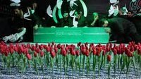 Potret terbaru Pemimpin Tertinggi Iran Ayatollah Ali Khamenei saat ini, membantah klaim palsu tentang kematian dan penampilan peti jenazahnya yang beredar di media sosial.