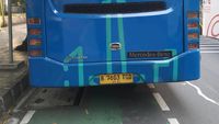 Petugas kepolisian mengamankan lokasi dan melakukan olah TKP pasca-kecelakaan yang melibatkan seorang pemotor dengan bus Transjakarta di Jalan Jenderal Sudirman.