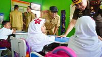 Gubernur Lampung Rahmat Mirzani Djausal saat meninjau langsung distribusi Program Makan Bergizi Gratis kepada siswa di salah satu sekolah di Bandar Lampung, Senin (15/7/2024).