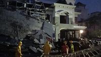 Alat berat dikerahkan untuk membantu tim Basarnas menyingkirkan puing-puing tebal dalam operasi penyelamatan korban ledakan di Grand Polonia, Medan.