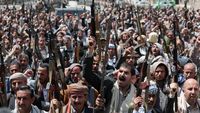 Pejuang Houthi berparade di Sanaa, Yaman. Konflik berkepanjangan ini telah memicu krisis kemanusiaan parah dan kini memasuki babak baru dengan pengumuman blokade laut terhadap Arab Saudi.