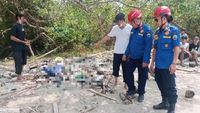 Petugas kepolisian mengamankan lokasi penemuan kerangka manusia di pesisir Lampung Selatan untuk kepentingan penyelidikan.