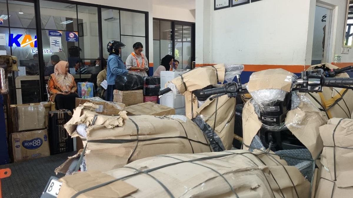 Sejumlah sepeda motor yang siap dikirim melalui jasa ekspedisi, menumpuk di gudang logistik di Yogyakarta saat periode libur kuliah. (Ilustrasi)