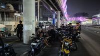 Petugas Brimob Polda Metro Jaya bersiaga dalam operasi penertiban balap liar di kawasan Jakarta Timur.