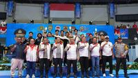 Personel Satbrimob Polda Metro Jaya berpose dengan medali yang diraih dalam Kejuaraan Taekwondo Kapolri Cup 2026, menunjukkan kebanggaan atas prestasi yang dicapai setelah melalui latihan keras.