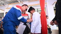 Perwakilan Pertamina menyerahkan secara simbolis paket bantuan pendidikan kepada perwakilan yayasan, menandai dimulainya program SESAMA untuk anak-anak prasejahtera di Banyuwangi.