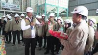 Direksi Perum Bulog berinteraksi dengan mahasiswa Universitas Gadjah Mada (UGM) dalam sesi diskusi mengenai pentingnya pengelolaan cadangan beras nasional untuk menjaga ketahanan pangan Indonesia.