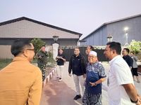 Petugas melakukan pemeriksaan rutin di salah satu gudang penyimpanan beras milik Perum BULOG untuk memastikan kualitas dan kebersihan pangan terjaga.