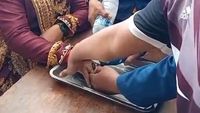 Petugas Pemadam Kebakaran Kabupaten Gowa sigap membantu melepaskan cincin kawin yang tersangkut di jari pengantin pria usai ijab kabul.