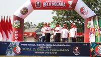 Peserta muda bersemangat mengikuti festival sepak bola U-10 dan U-12, mengasah bakat dan menanamkan nilai-nilai kebangsaan.