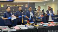 Petugas kepolisian melakukan patroli intensif di salah satu titik rawan kejahatan di Jakarta pada malam hari, guna menekan angka kriminalitas di jam-jam kritis.
