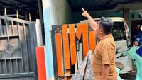 Petugas kepolisian saat melakukan olah TKP di lokasi kejadian kasus perusakan rumah di Depok. (Ilustrasi)