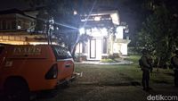 Petugas kepolisian menggeledah rumah mewah di Sentul, Bogor, dalam rangka penyitaan aset terkait kasus korupsi besar. (Ilustrasi)