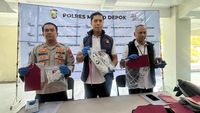 Tiga terduga pelaku begal yang menggunakan aplikasi kencan sebagai modus operandi saat diamankan di Mapolresta Depok.
