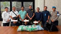 Petugas Satresnarkoba Polres Bengkalis menunjukkan barang bukti narkoba jenis sabu dan ekstasi yang berhasil disita dari jaringan pengedar.