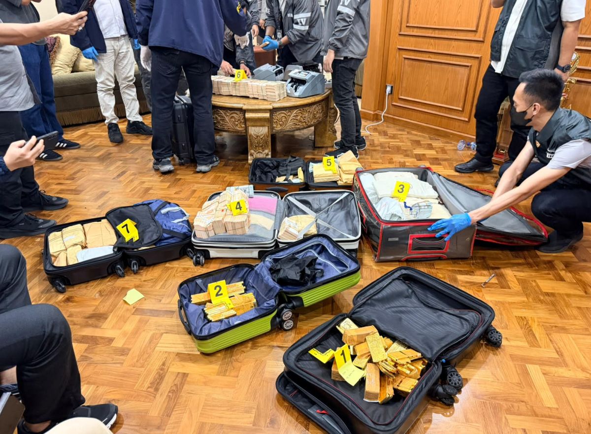 Hotman Paris Hutapea (kiri) menyatakan Jampidsus Febrie Adriansyah (kanan) tidak lagi menguasai rumah di Sentul tempat penemuan 74 kg emas dan uang valas.