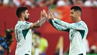 Pelatih kepala Tim Nasional Portugal, Roberto Martinez, memberikan instruksi di pinggir lapangan dalam pertandingan kualifikasi krusial.
