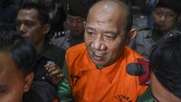 Tim penyidik Komisi Pemberantasan Korupsi (KPK) sedang mengamankan barang bukti berupa 55 kilogram platinum yang ditemukan di mobil Bupati Langkat Syah Afandin.