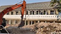 Warga Depok mengekspresikan kekecewaan di lokasi bekas SDN Pocin 1 yang dibongkar untuk proyek rumah kreatif senilai Rp 15,7 miliar.