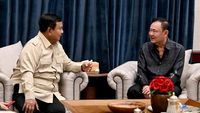 Prabowo Subianto (kanan) menyambut hangat Thaksin Shinawatra (kiri), Yingluck Shinawatra, dan Paetongtarn Shinawatra dalam pertemuan strategis di Jakarta, didampingi pengusaha Hashim Djojohadikusumo.