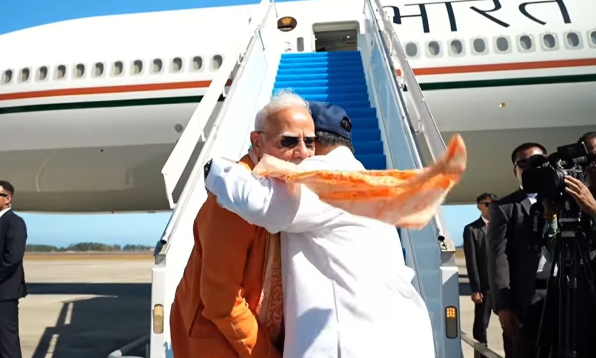 Presiden Prabowo Subianto memberikan pelukan hangat kepada Perdana Menteri India Narendra Modi saat mengantar langsung kepulangan PM Modi dari Bandara Internasional Yogyakarta (YIA) pada Rabu, 8 Juli 2026, menandai akhir kunjungan kenegaraan yang produktif dan memperkuat ikatan diplomatik.