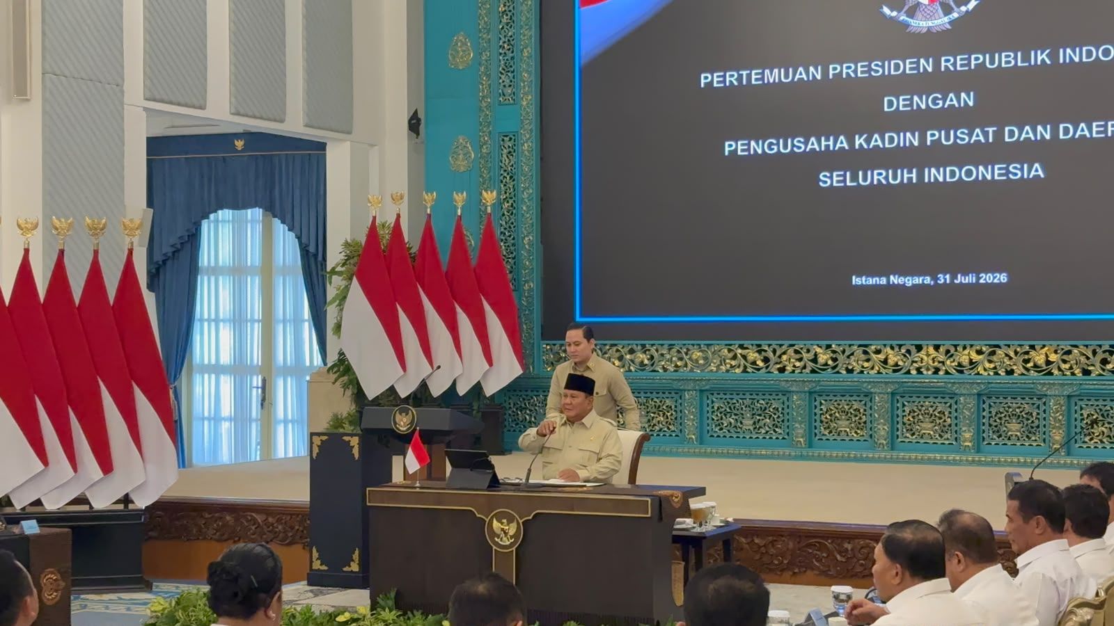 Prabowo Subianto saat menyampaikan sambutan dalam sebuah forum, mengisyaratkan pentingnya tata kelola pemerintahan yang bersih dan bebas konflik kepentingan.