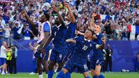 Gelandang Timnas Prancis berjuang melewati hadangan ketat para pemain Paraguay dalam laga babak 16 besar Piala Dunia 2026 yang berlangsung dengan intensitas fisik tinggi.