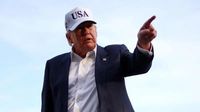 Presiden AS Donald Trump saat memberikan pernyataan, menunjukkan ketegasannya dalam kebijakan luar negeri dan perdagangan, yang seringkali mencakup ancaman tarif terhadap negara lain.