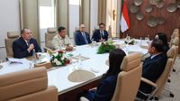 Presiden terpilih Prabowo Subianto saat bertemu dengan keluarga Shinawatra, termasuk Thaksin dan Yingluck, di Thailand.