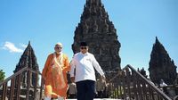Perdana Menteri India Narendra Modi (kanan) tampak khidmat saat berkunjung dan berdoa di Kompleks Candi Prambanan, Yogyakarta, dalam sebuah kunjungan yang memperkuat ikatan budaya kedua negara dan warisan bersama.