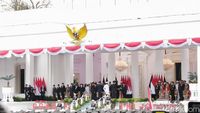 Presiden Prabowo Subianto menyematkan tanda pangkat kepada salah satu perwira remaja TNI-Polri pada upacara Prasetya Perwira yang mengukuhkan 1.177 perwira baru di Jakarta.