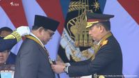 Kapolri Jenderal Listyo Sigit Prabowo menyematkan Medali Kehormatan Loka Praja Samrakshana kepada Presiden Terpilih Prabowo Subianto dalam sebuah upacara formal di Jakarta.
