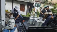 Proses produksi keju artisan menggunakan susu segar dari peternak lokal, menunjukkan dedikasi pada kualitas dan kemitraan berkelanjutan di Sleman.