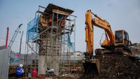 Alat berat bekerja di lokasi proyek infrastruktur yang menanti kelancaran proses pembebasan lahan di Jawa Barat.