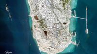 Pulau Kharg, Iran, dikenal sebagai terminal ekspor minyak utama negara tersebut dan menjadi titik krusial dalam rantai pasokan energi global, kini menjadi pusat perhatian pasca laporan serangan dari Amerika Serikat.