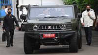 Menteri Pertahanan Prabowo Subianto meninjau jip taktis Maung buatan PT Pindad, yang kini menjadi bagian dari inventaris TNI.